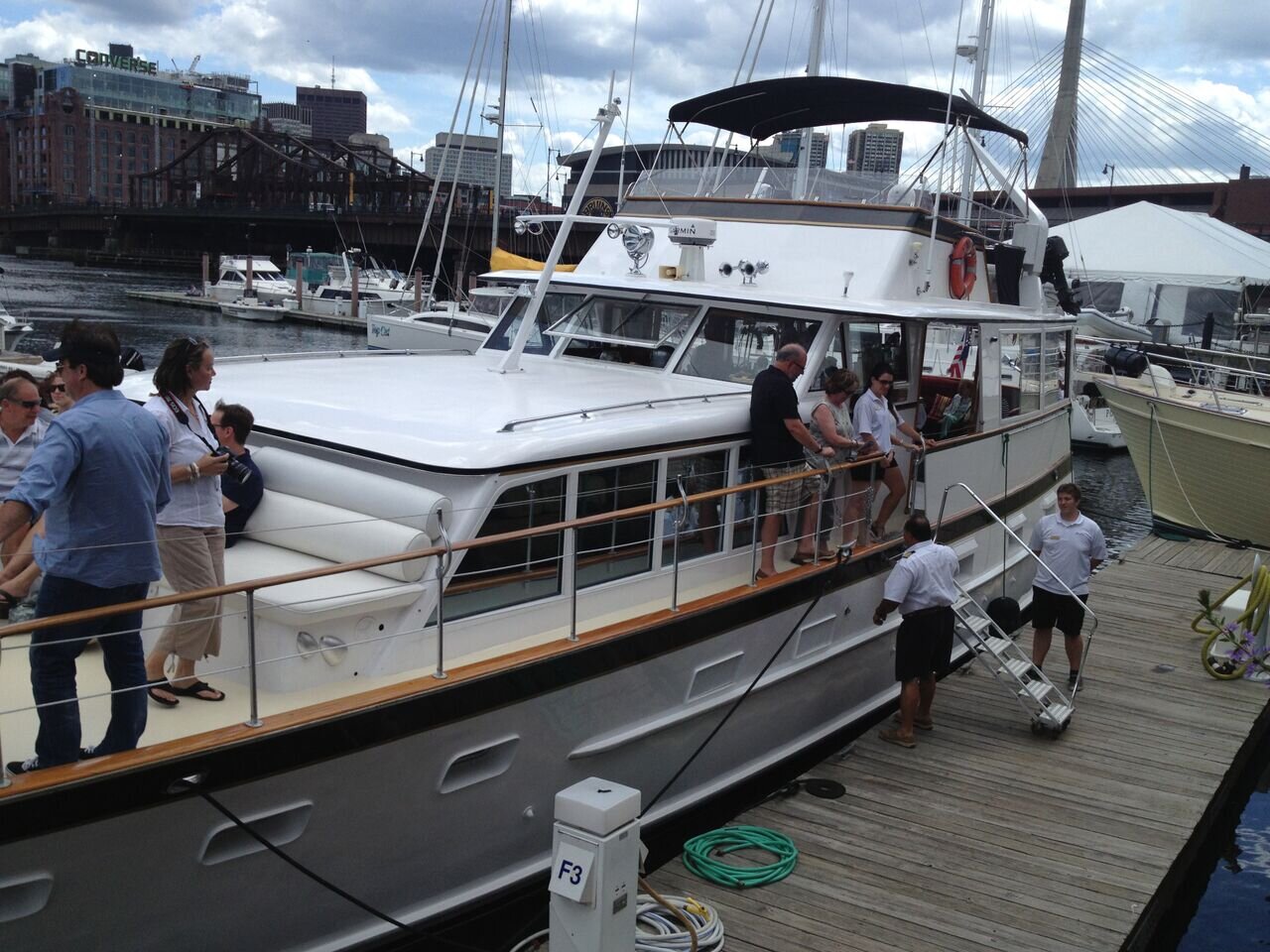 Located in downtown boston, sleepafloat managed houseboat taurus . Classic Burger Motor Yacht 44 Guests Boston Charter Boat Rent A Boat In Boston